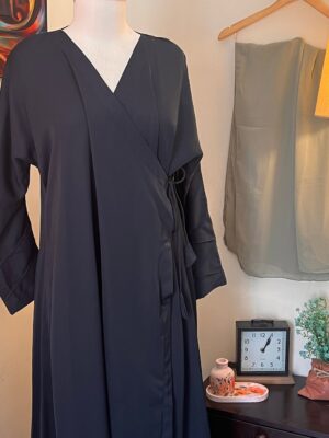 Classic Black Wrap Abaya – Timeless Modesty